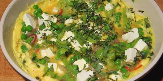 Фриттата со сладким перцем, зеленым горошком и фетой