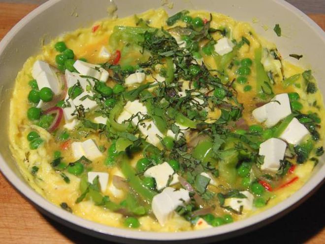 Рецепт фриттаты со сладким перцем, зеленым горошком и фетой