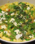 Фриттата со сладким перцем, зеленым горошком и фетой