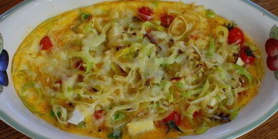 Фриттата со спаржей, помидорами и фетой