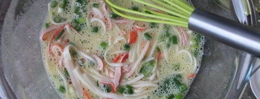 мини-омлеты с крабовыми палочками. Шаг 5