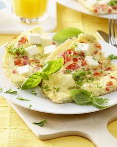 Омлет с беконом, помидорами, базиликом и орегано