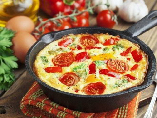 Рецепт омлета с болгарским перцем, грибами, помидорами и грудинкой