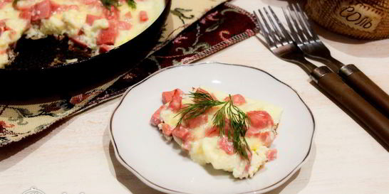 Омлет с колбасой на сковороде