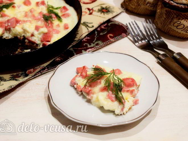 Рецепт омлета с колбасой на сковороде