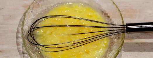 омлет с колбасой на сковороде. Шаг 2