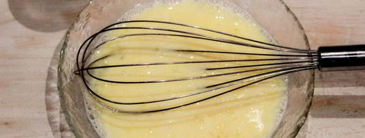 омлет с колбасой на сковороде. Шаг 3