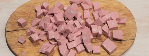 омлет с колбасой на сковороде. Шаг 4