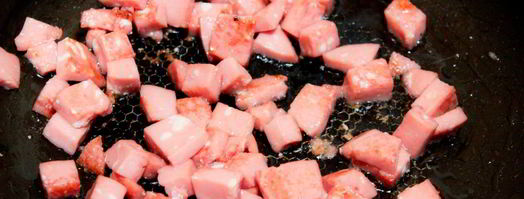 омлет с колбасой на сковороде. Шаг 5