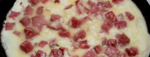 омлет с колбасой на сковороде. Шаг 6