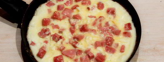 омлет с колбасой на сковороде. Шаг 7