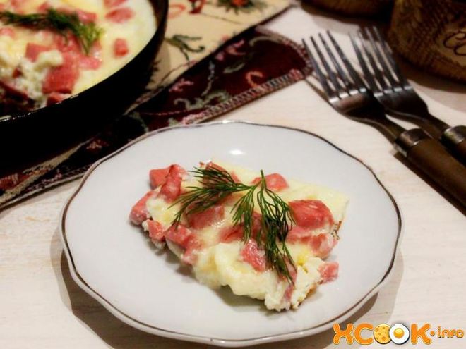 Рецепт омлета с колбасой