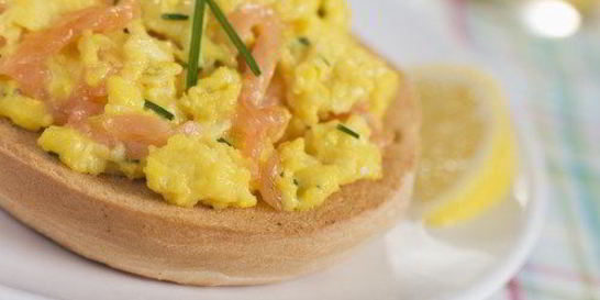 Омлет с копченым лососем и зеленым луком