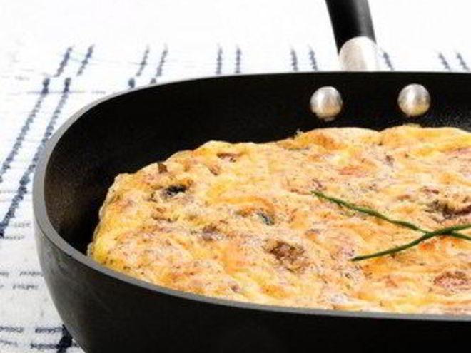 Рецепт омлета с куриной печенью и помидорами