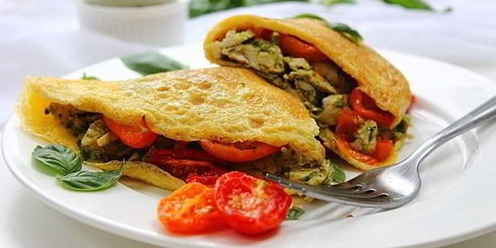Омлет с курицей и помидорами