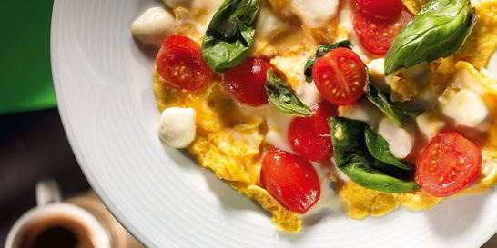 Омлет с моцареллой и помидорами