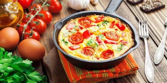 Омлет с овощами, сыром и зеленью