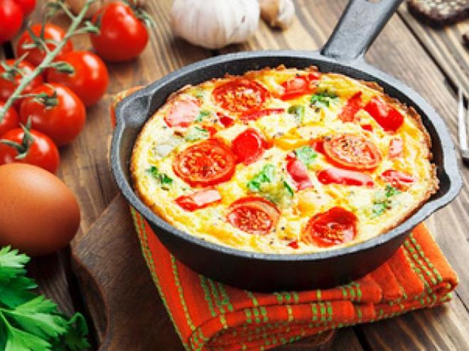 Рецепт омлета с овощами, сыром и зеленью