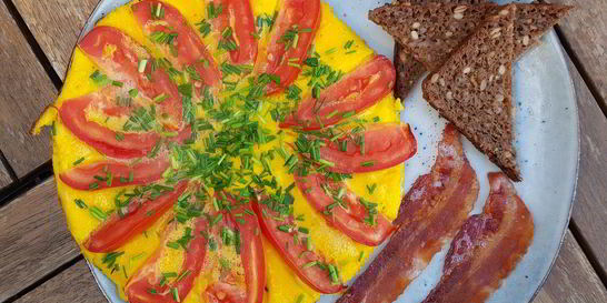 Омлет с помидорами и луком