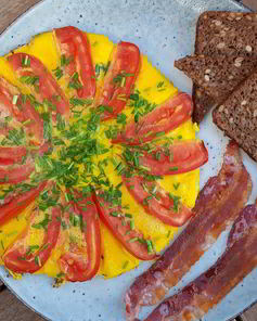 Омлет с помидорами и луком