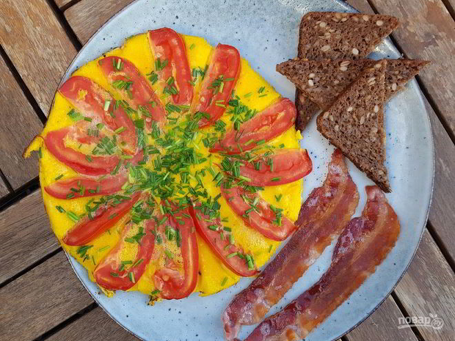 Рецепт омлета с помидорами и луком