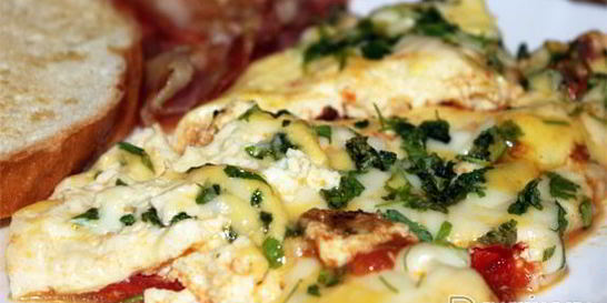 Омлет с помидорами и сыром