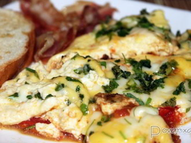 Рецепт омлета с помидорами и сыром