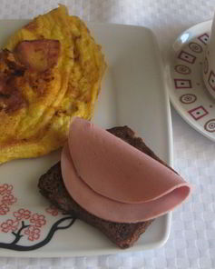 Омлет с сырным припеком