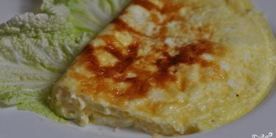 Омлет с сыром на сковороде