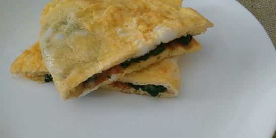 Омлет со шпинатом и сыром