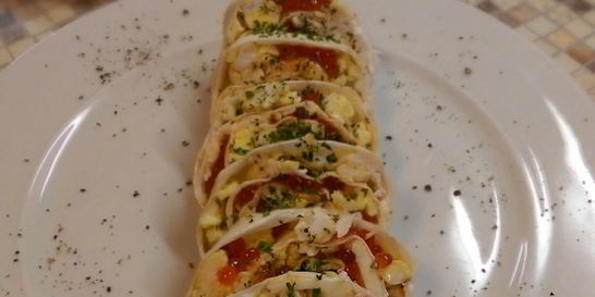 Омлет в лаваше с икрой и сыром