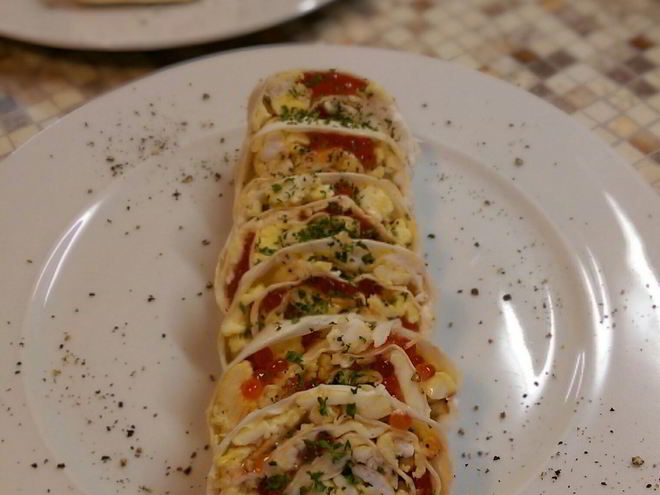 Рецепт омлета в лаваше с икрой и сыром