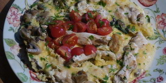 Простой омлет с курицей и шампиньонами