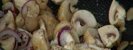 простой омлет с курицей и шампиньонами. Шаг 4