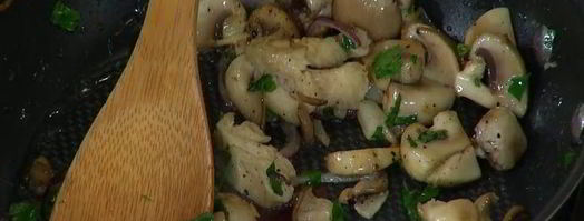 простой омлет с курицей и шампиньонами. Шаг 5