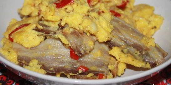 Пышный омлет со свиной грудинкой и луком