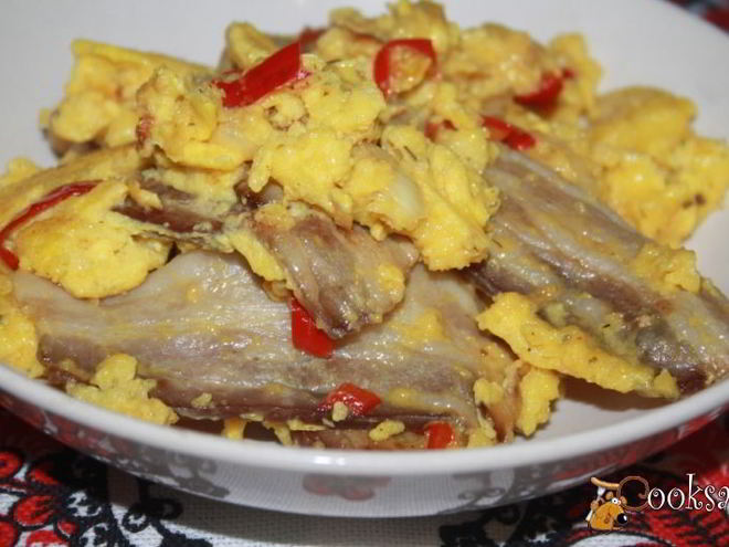 Рецепт пышного омлета со свиной грудинкой и луком