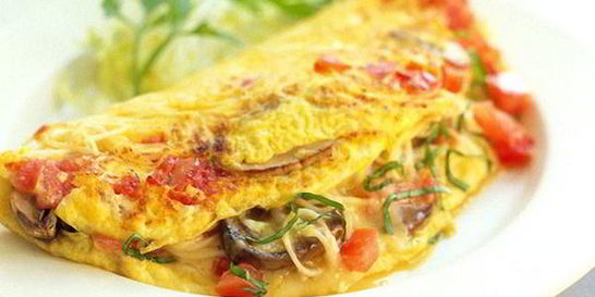 Сытный омлет с грибами, помидорами и сыром