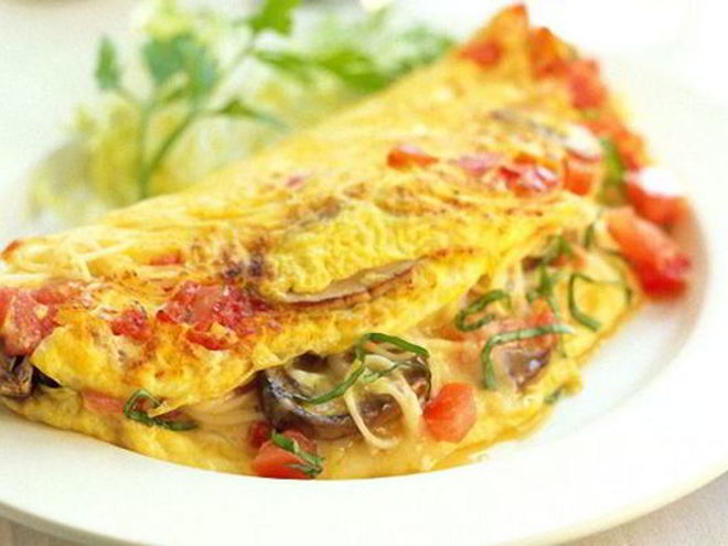 Рецепт сытного омлета с грибами, помидорами и сыром