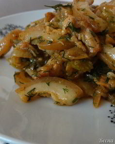 Острая закуска из свиных шкурок тушеные в пиве