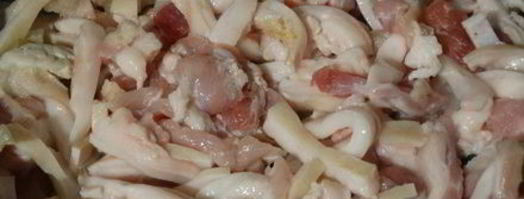 острая закуска из свиных шкурок тушеные в пиве. Шаг 2