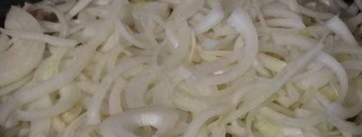 острая закуска из свиных шкурок тушеные в пиве. Шаг 3