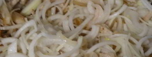 острая закуска из свиных шкурок тушеные в пиве. Шаг 4