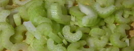 острая закуска из свиных шкурок тушеные в пиве. Шаг 5