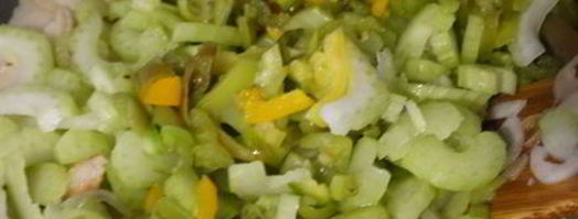 острая закуска из свиных шкурок тушеные в пиве. Шаг 6