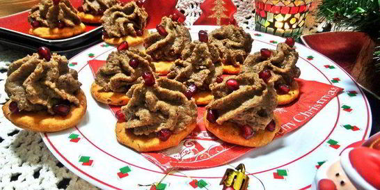 Фасолевый паштет на томатных крекерах