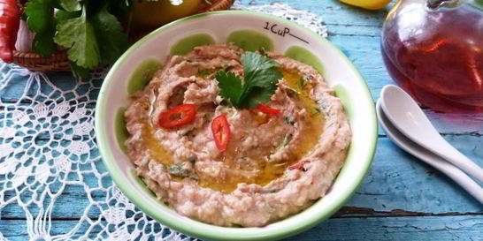 Паштет из фасоли с кинзой и паприкой