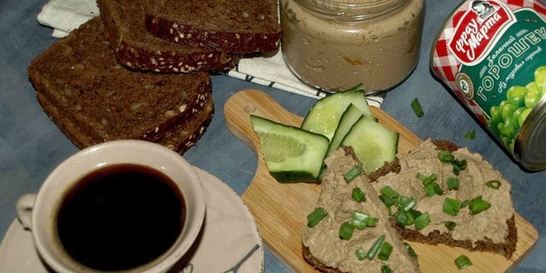 Паштет из куриной печени и зеленого горошка