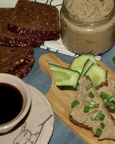 Паштет из куриной печени и зеленого горошка