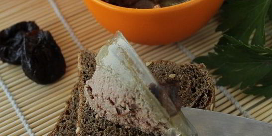 Паштет из куриной печени с черносливом